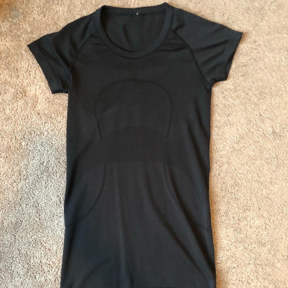 Lululemon workout shirt